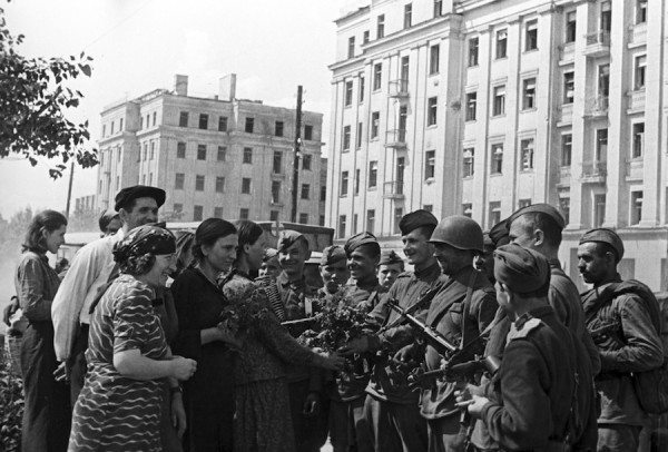 Cư dân Minsk chào đón những người lính của Mặt trận Bêlarút 2. Năm 1944. Chiến tranh Vệ quốc Vĩ đại của 1941-1945.