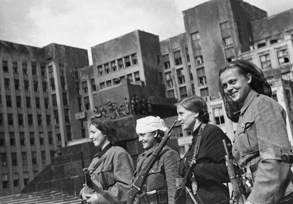 Các Chiến tranh Vệ quốc Vĩ đại 1941-1945. Du kích Belarus tại quảng trường Lenin ở Minsk, sau khi thành phố được giải phóng khỏi ách thống trị Đức Quốc xã. Năm 1944.